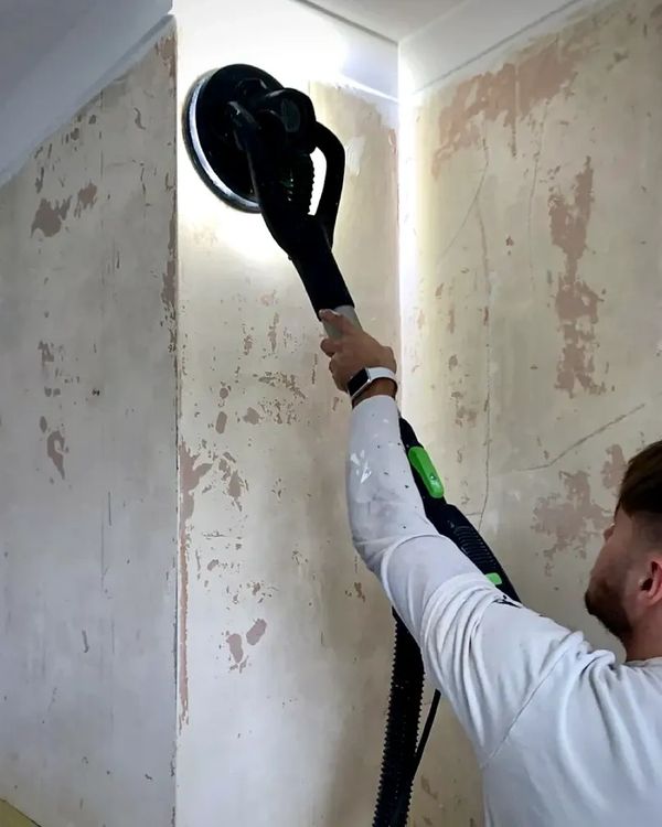 Worcester decorator using dust-free sanding equipment