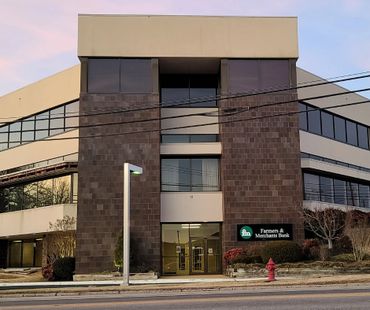 Farmers & Merchants Bank in Mountain Home Arkansas window cleaning and soft washing after photo