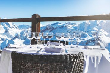 degustazione di vini in alta quota nelle dolomiti innevate bellunesi veneto UNESCO