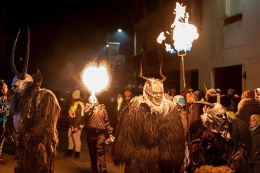 celebrazione tipica e tradizionale con i locali vestiti da Krampus con torce e maschere dolomiti