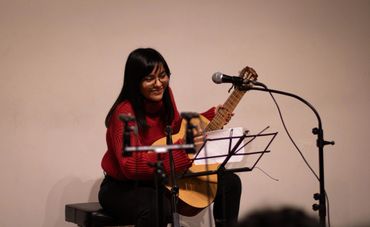 alumna en concierto de guitarra