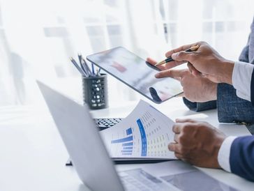 Using tablet pc, Consultant between bookkeepers and accounting lawyer consultation