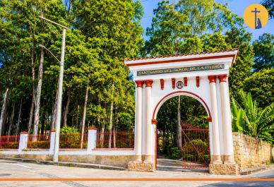 Entrada del Santuario del Señor de la Piedra.