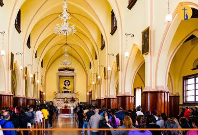 Interior de una iglesia con asistentes a una ceremonia.