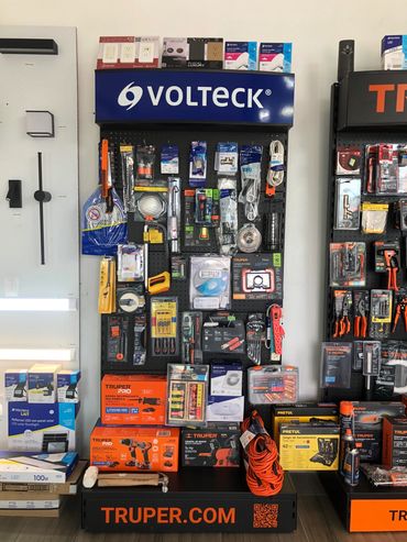 Góndola con herramientas y accesorios para trabajos de electricidad y construcción