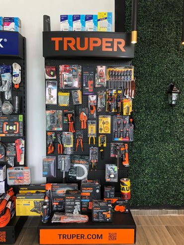 Góndola con herramientas Truper