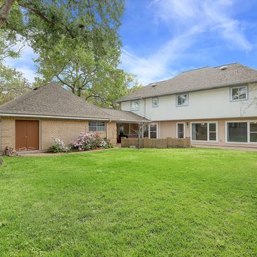 In the Hearthstone golf course community, back yards are often oversized ... like this one!