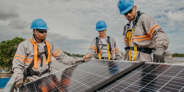 Equipo de técnicos instalando paneles solares