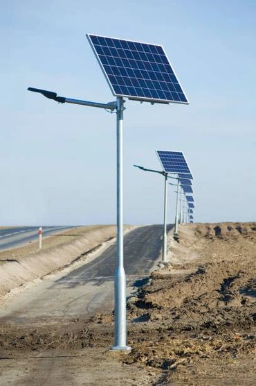 Luminarias solares a lo largo de carretera