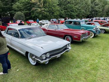 1961 Cadillac Series 62 (blanche)
1978 Cadillac Eldorado Biarritz (rouge)