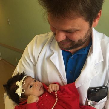 Dr. Leandro Batisti olhando com carinho e afeto para sua paciente após a cirurgia cardíaca.