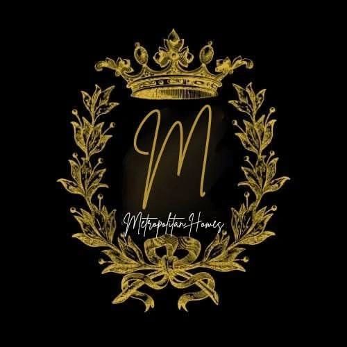 Gold crown: Dignity and honor
Laurel wreath: Peace and remembrance
Elegant“M”: Personal and timeless