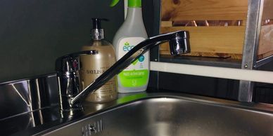 Kitchen facilities with sink, drinkable water and hot running water