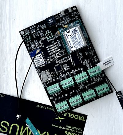 The Telelogger with Airgain BG96 cell modem and the recommended Taoglas wide band antenna attached