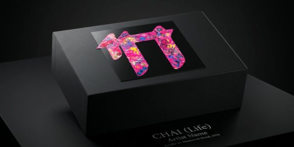 Colorful artwork of the word 'CHAÌ' on a black box.