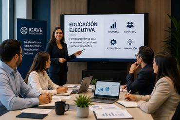Profesional presenta educación ejecutiva a un grupo en una sala de reuniones.