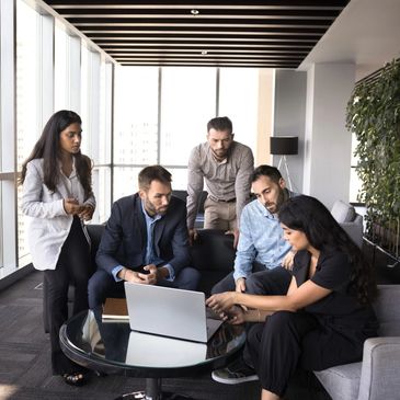 Equipo multidiscplinario de investigación y salud colaborando en el desarrollo de soluciones basadas
