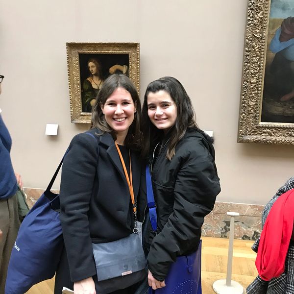 Flora louvre guide with an adolescant during a teenager tour in the Louvre