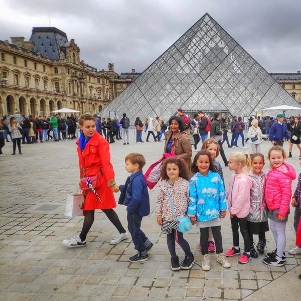 Iuliana during a 5 year old treasure hunt in the Louvre with seven little kids