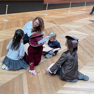 A kid-friendly Louvre Scavenger hunt with Guide and kids in the Louvre