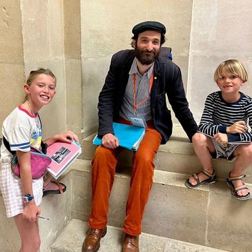 Kid frieldy guide in the Louvre with two kids during a Louvre Treasure Hunt