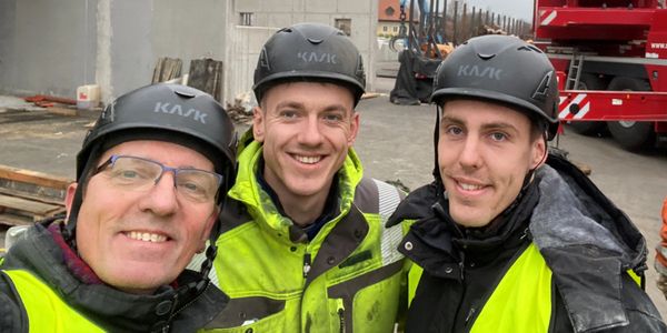 ein Bauteam lächelt