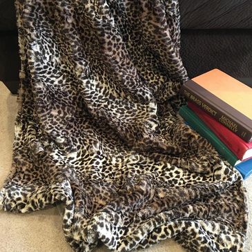 Luxurious Saari Design Leopard Faux Fur Throw Blanket