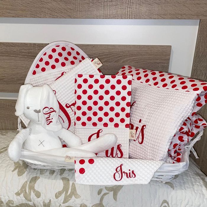 Canastilla de la colección lunares con manta, capa, porta pañales, cambiador, conejo y babero