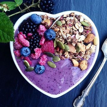 berry smoothie bowl with frozen berries and granola