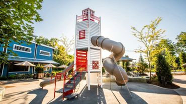 Installation of a commercial playground