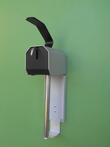 AR125 
Wall mounted dispenser for pour handle gallon bottles
