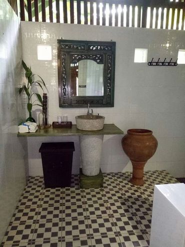 Bathroom bungalow garden view