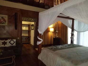 Deco bungalow river view