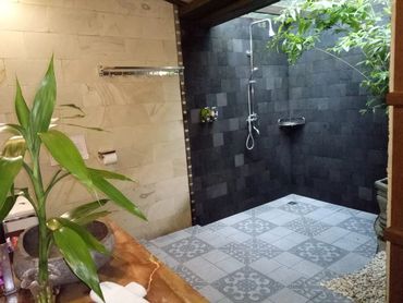 Bathroom bungalow river view