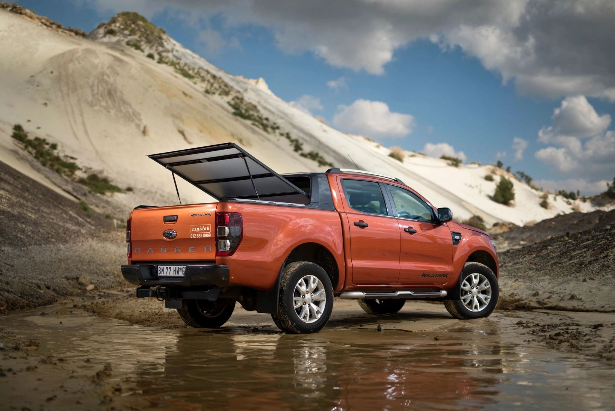 Rigidek EZLift Solid Bakkie Tonneau Cover
