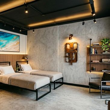 Quarto moderno com camas de solteiro.