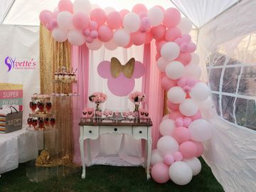 Minnie mouse dessert sweets table decoration with balloon garland