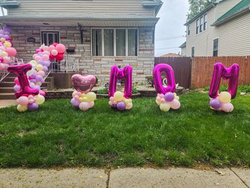Mother's Day balloon decor. outdoor balloon display. balloons in yard party. i love mom