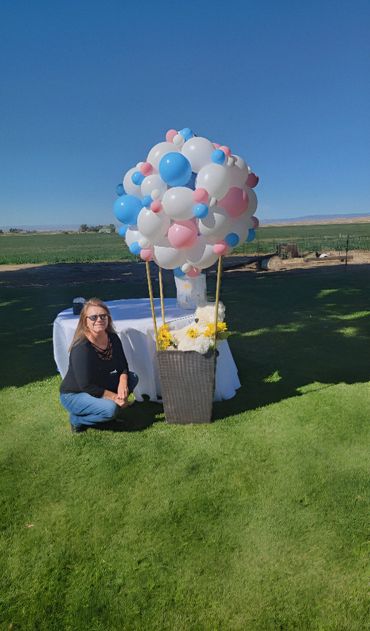 Hot air balloon design with basket.