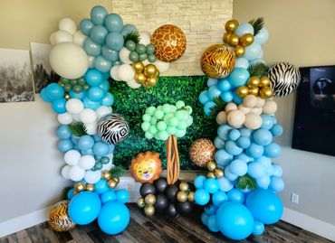 Balloon Photo wall with a zoo or jungle theme for baby shower.