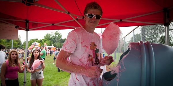 Timothy Stachecki making cotton candy at an event for the city of Pointe-Claire on a sunny day
