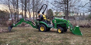 Tracteur John Deere 1025R avec chargeur 120R et Rétrocaveuse 260B