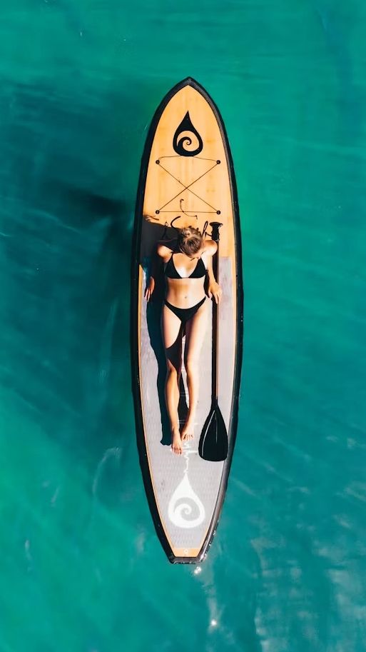 Surfeadora en tabla disfrutando del sol