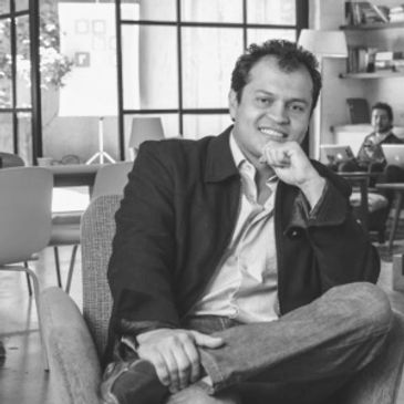 Alexander Velez CEO Agente Motor Consultor Tech Accion Raiz