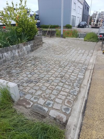 bestrating
riolering
kasseien
natuursteen
oprit en terrastegels
aanleg terras
nieuwbouw en renovatie
