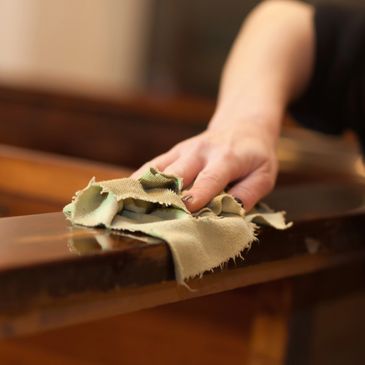 Applying polish on a wood surface