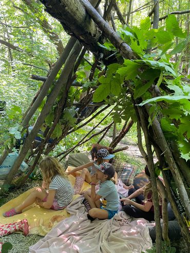 Construction d'une cabane dans la forêt et prise de la collation.