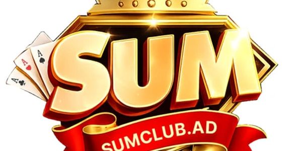 Logo SUM với ba quân bài và dải ruy băng đỏ.