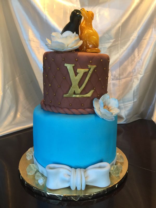 2 tier Louis Vuitton quilted upper tier, blue lower tier with white bow 2 Labrador dogs on top