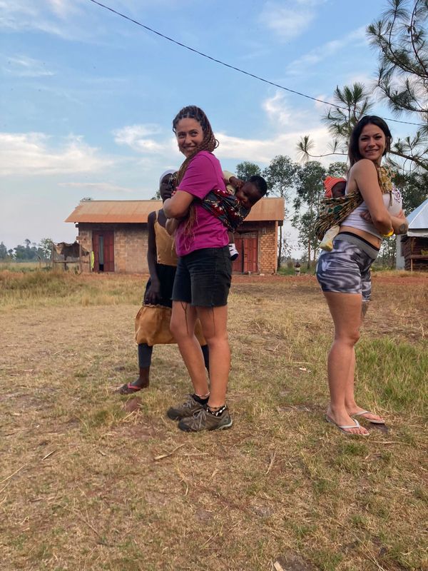 Dos mujeres sujetando a dos bebés.